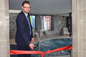 Cllr Alex Porter cutting ribbon at new Wellbeing Zone Clacton Leisure Centre